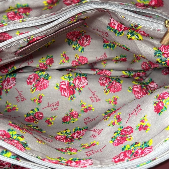 Oversized Betsy Johnson Clutch Style Bag w/ Shoulder Chain - Picture 4 of 6